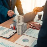 Steckt die Immobilienbranche in der Krise? Das Sterben der Hausverwaltung Steckt die Immobilienbranche in der Krise? Das Sterben der Hausverwaltung