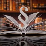 Weiterbildungspflicht für Immobilienverwalter: Was verlangt das Gesetz (GewO und MaBV)? Symbolbild mit juristischem Fachbuch und Paragrapgenzeichen Weiterbildungspflicht für Immobilienverwalter: Was verlangt das Gesetz (GewO und MaBV)? Symbolbild mit juristischem Fachbuch und Paragrapgenzeichen