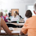 Weiterbildungspflicht für Immobilienverwalter: Blick vom hinteren Ende eines Seminarraums nach vorne während einer Weiterbildung Weiterbildungspflicht für Immobilienverwalter: Blick vom hinteren Ende eines Seminarraums nach vorne während einer Weiterbildung