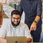 Stellenausschreibung Director M&A Immobilienwirtschaft – Team im Austausch am Laptop