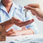 Unternehmensnachfolge Hausverwaltung: Übergabe von Schlüsseln im Rahmen der Betriebs- und Immobilienverwaltung Unternehmensnachfolge Hausverwaltung: Übergabe von Schlüsseln im Rahmen der Betriebs- und Immobilienverwaltung