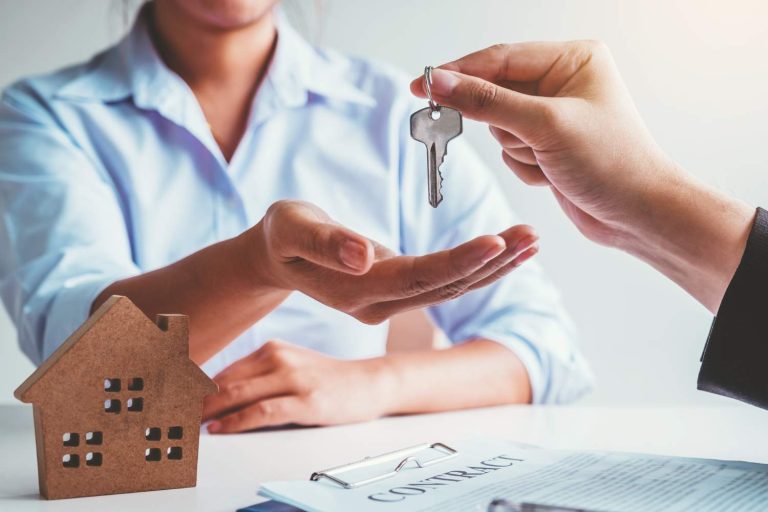 Unternehmensnachfolge Hausverwaltung: &Uuml;bergabe von Schl&uuml;sseln im Rahmen der Betriebs- und Immobilienverwaltung