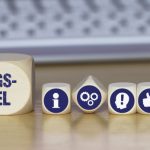 Unternehmensnachfolge Hausverwaltung: Symbolische Darstellung eines Führungswechsels in der Immobilienverwaltung Unternehmensnachfolge Hausverwaltung: Symbolische Darstellung eines Führungswechsels in der Immobilienverwaltung