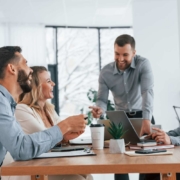 Betriebsübergabe: Mitarbeitende im Teammeeting während des Übergabeprozesses