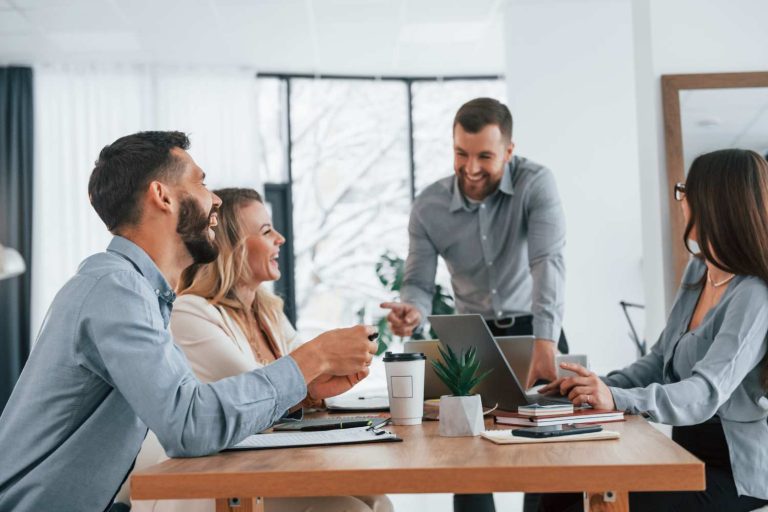 Betriebs&uuml;bergabe: Mitarbeitende im Teammeeting w&auml;hrend des &Uuml;bergabeprozesses