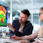 Kommunale Wärmeplanung: Kollegen besprechen die Wärmezonen in einem Haus Kommunale Wärmeplanung: Kollegen besprechen die Wärmezonen in einem Haus
