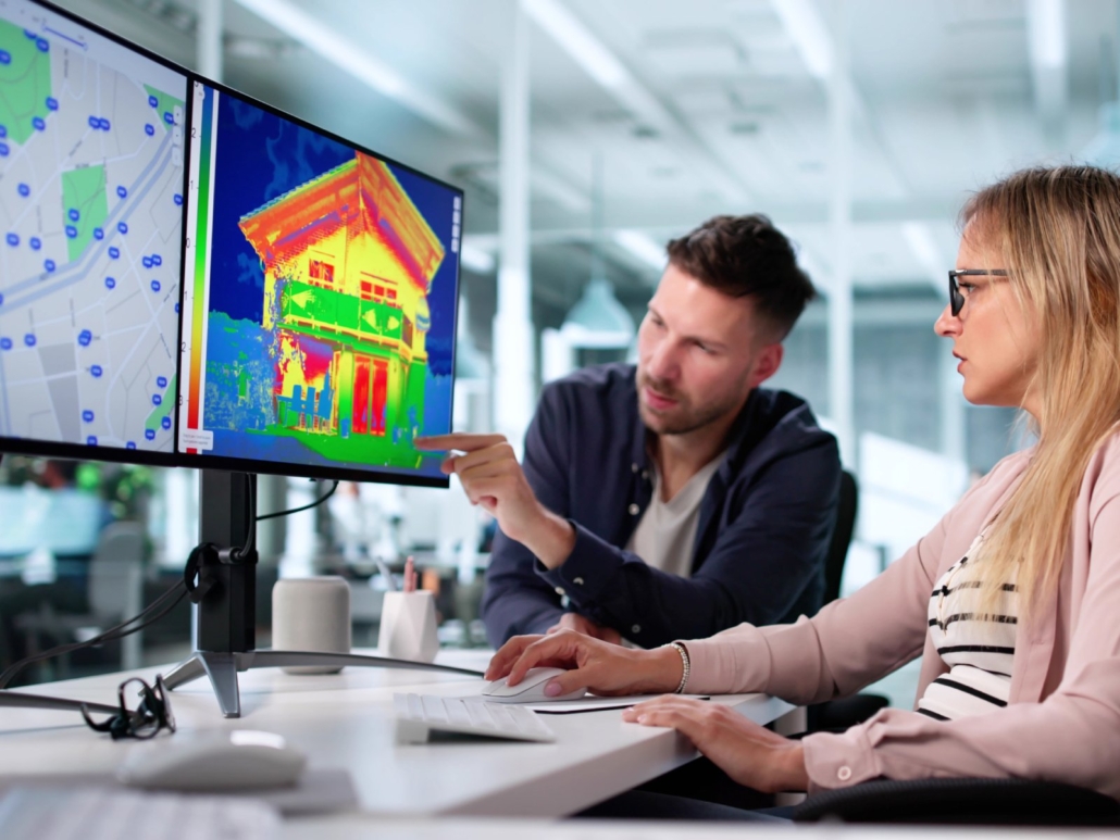 Kommunale Wärmeplanung: Kollegen besprechen die Wärmezonen in einem Haus