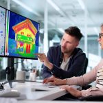 Kommunale Wärmeplanung: Kollegen besprechen die Wärmezonen in einem Haus Kommunale Wärmeplanung: Kollegen besprechen die Wärmezonen in einem Haus