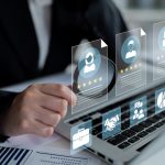 Unternehmensnachfolge Hausverwaltung: Eine Person nutzt eine Lupe auf einem Laptop mit eingeblendeten digitalen Nutzer-Icons, um die Strukturierung des Teams und der Kundenkontakte zu analysieren. Unternehmensnachfolge Hausverwaltung: Eine Person nutzt eine Lupe auf einem Laptop mit eingeblendeten digitalen Nutzer-Icons, um die Strukturierung des Teams und der Kundenkontakte zu analysieren.