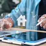 Hausverwaltung verkaufen: Eine Person arbeitet mit einem Tablet, einem Stift und Hausmodellen an der digitalen Strukturierung einer Unternehmensnachfolge. Hausverwaltung verkaufen: Eine Person arbeitet mit einem Tablet, einem Stift und Hausmodellen an der digitalen Strukturierung einer Unternehmensnachfolge.