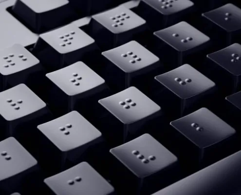 Barrierefreie Website: Laptop mit Braille-Tastatur