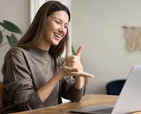 Barrierefreie Website: Gehörlose Frau am Laptop