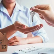 Unternehmensnachfolge Hausverwaltung: Übergabe von Schlüsseln im Rahmen der Betriebs- und Immobilienverwaltung