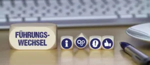 Unternehmensnachfolge Hausverwaltung – Führungswechsel Unternehmensnachfolge Hausverwaltung: Symbolische Darstellung eines Führungswechsels in der Immobilienverwaltung