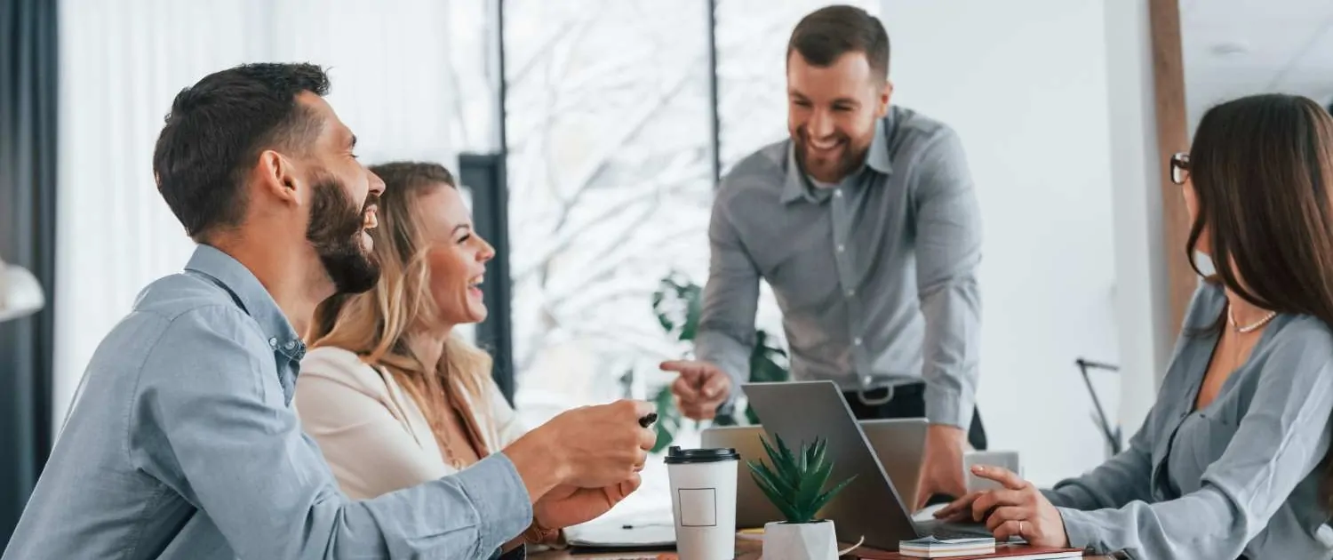 Betriebsübergabe: Mitarbeitende im Teammeeting während des Übergabeprozesses
